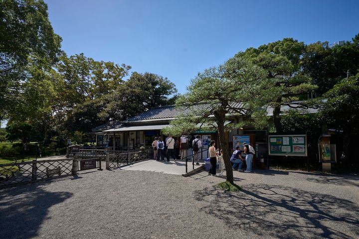 入園券はサービスセンターにある自動券売機、または有人窓口で購入