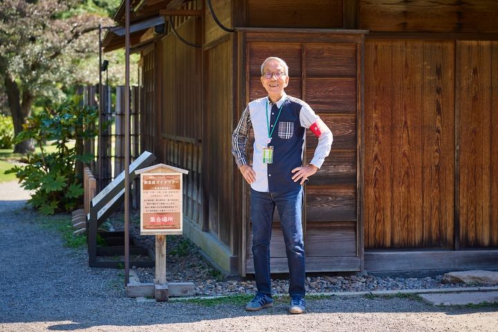 松の御茶屋で参加者を迎えるガイドの島田さん。ガイド歴18年の大ベテラン