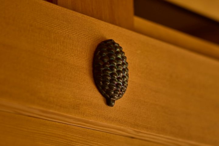松ぼっくりをかたどった、遊び心ある釘隠し