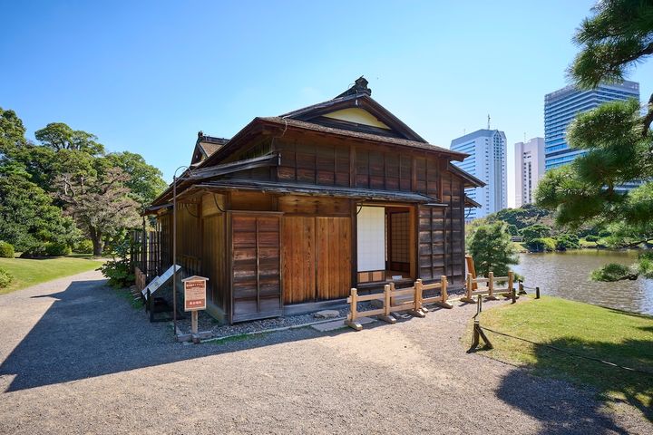 池に面し、庭園の風景に溶け込む「松の御茶屋」