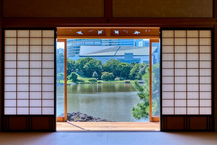縁側の先に水面と緑が広がる、室内からの眺め