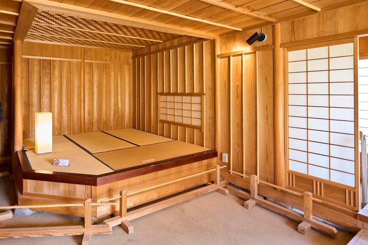 鷹狩りの際に土間から腰掛けて休める畳敷きの「上段」