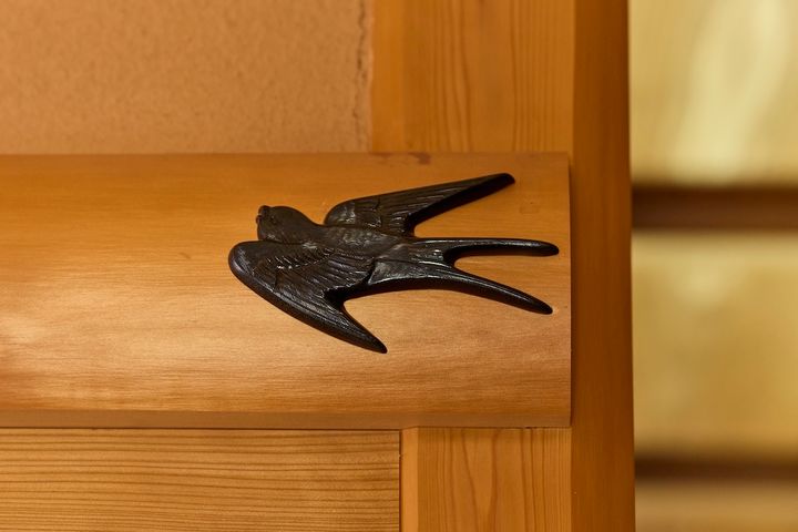 羽の広げ方や向きが一つずつ異なる燕の釘隠し