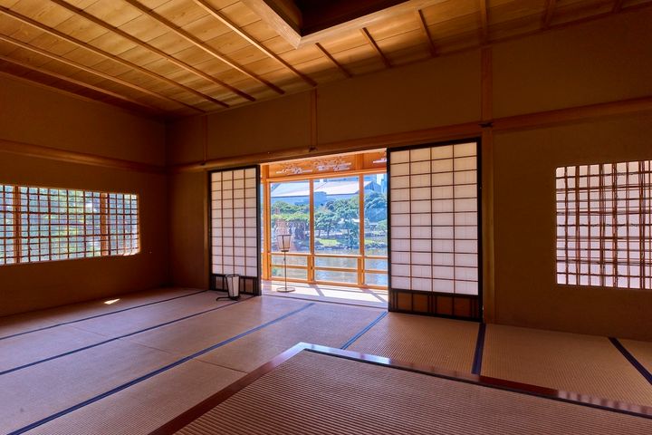 建具が額縁のように切り取る、上段からの眺め