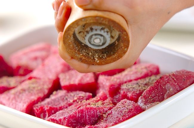 濃厚！ビーフシチュー デミグラス缶で簡単 本格的な味わいにの下準備1