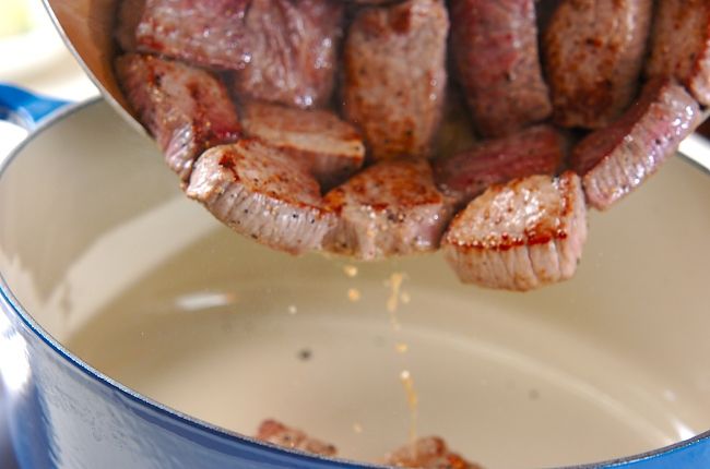 濃厚！ビーフシチュー デミグラス缶で簡単 本格的な味わいにの作り方1