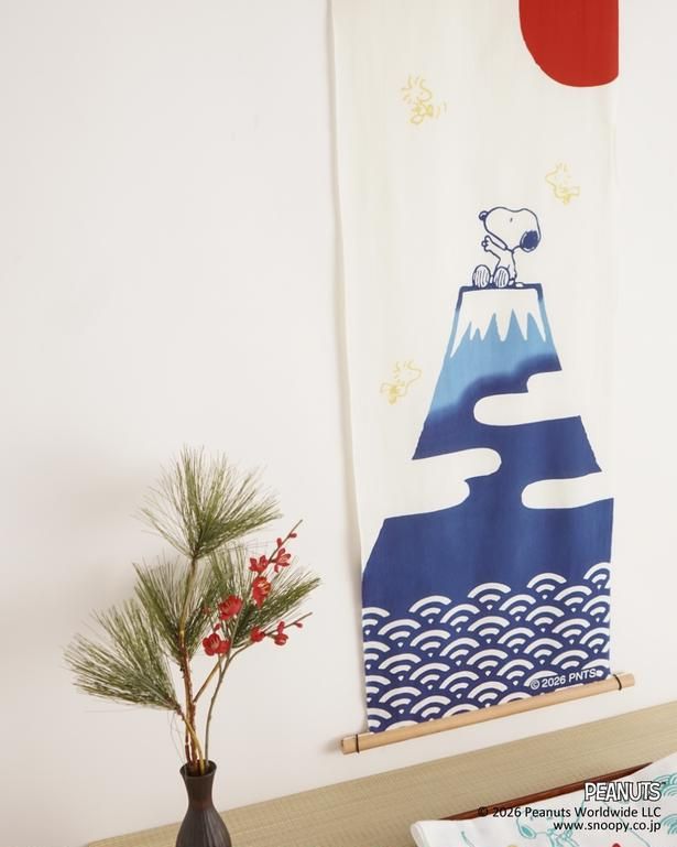 吉祥のシンボルである富士山の頂上にたたずむスヌーピーとウッドストックを描いた「富士山とスヌーピー 紺」