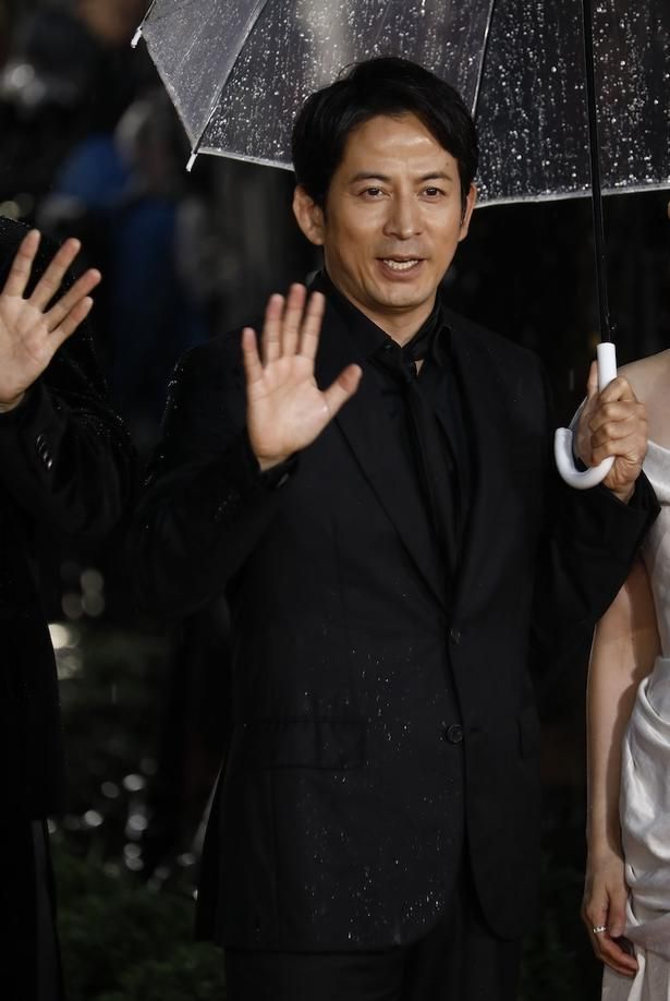 岡田准一、“オールブラック”の着こなしを披露 撮影/杉映貴子