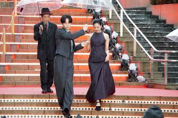 【写真を見る】作間龍斗(ACEes)、原菜乃華の手を取って優しくエスコート！