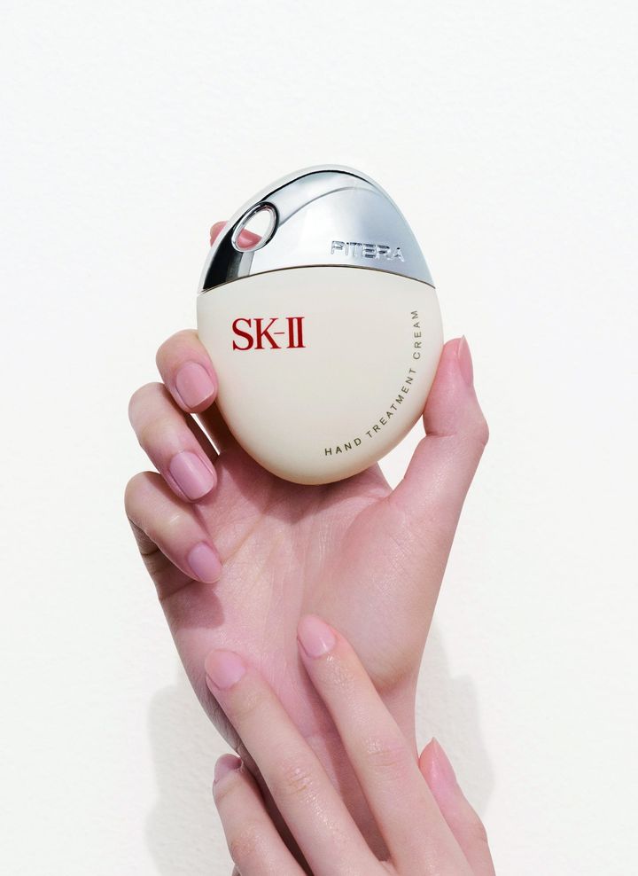 手に持った丸みのあるSK-II ハンド トリートメント クリーム