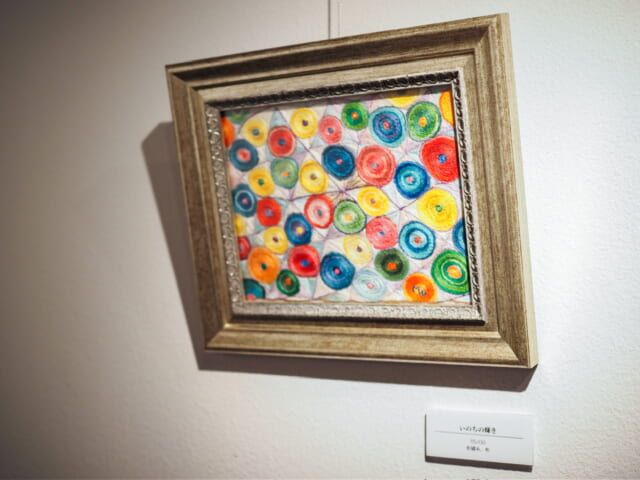 喫茶きのえねの店内に展示された刺繍作品