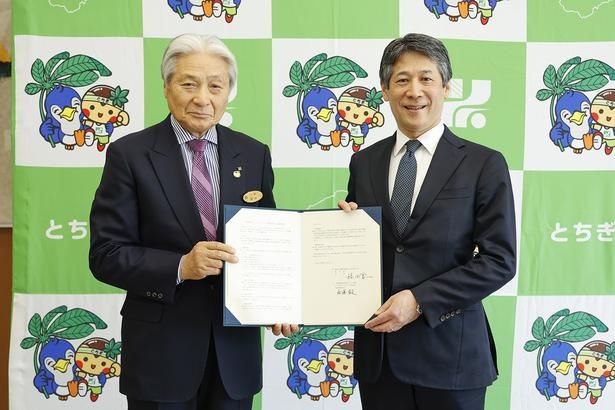 2026年3月には、栃木県とホンダモビリティランドが「包括連携協定」を締結。協定締結式に臨んだ、栃木県知事の福田富一さん(左)と、ホンダモビリティランド株式会社・代表取締役社長の斎藤毅さん(右)