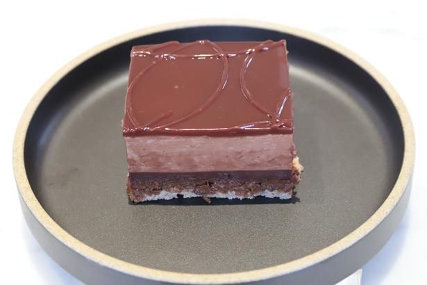 ウガンダ産カカオが本来持つさわやかな酸味を楽しめる「H2Oチョコレートケーキ」(1200円)