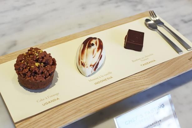 3種類のスイーツを盛り合わせた「シェフズテイスティング」(1800円)。写真左から「ケークハスクオランジュ」「ムースバニーユ」「シングルオリジン・ボンボンショコラ」