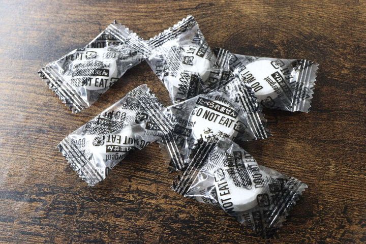 個包装された白い錠剤型クリーナーが複数並んでいる様子