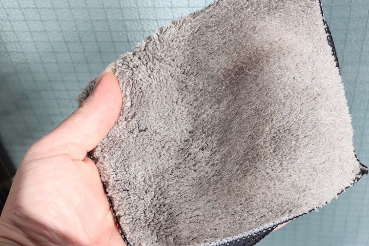 窓掃除に使ったグレーのクロスに汚れがしっかりと付着している状態