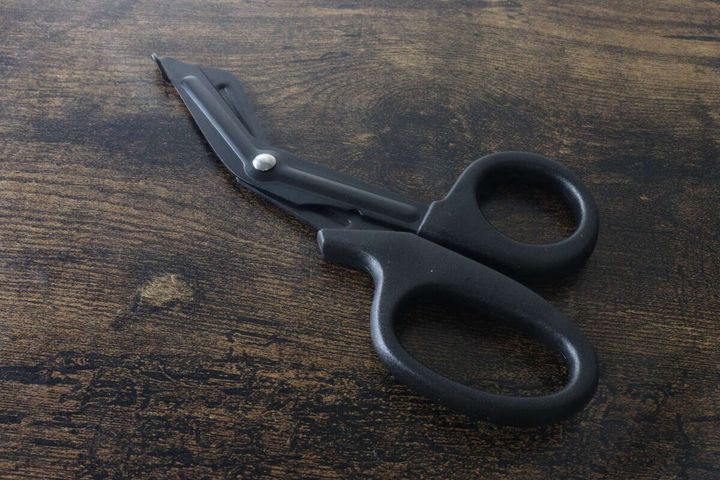 パッケージから取り出された黒いステンレス製のキッチン用リサイクルハサミ