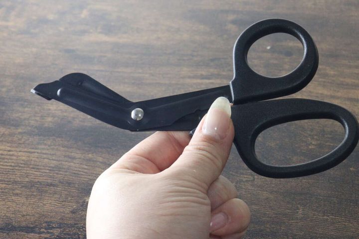 黒い樹脂製の持ち手と滑らかなフォルムのハンドル部分を持つ手の様子