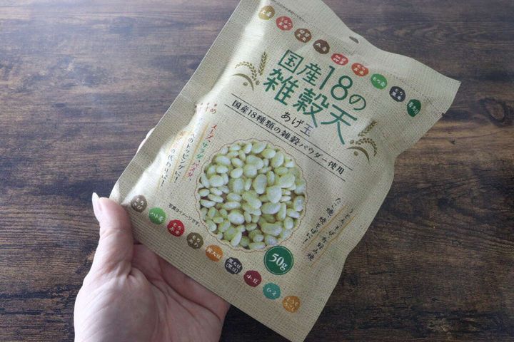 国産18の雑穀天の袋を女性が手で持っている状態