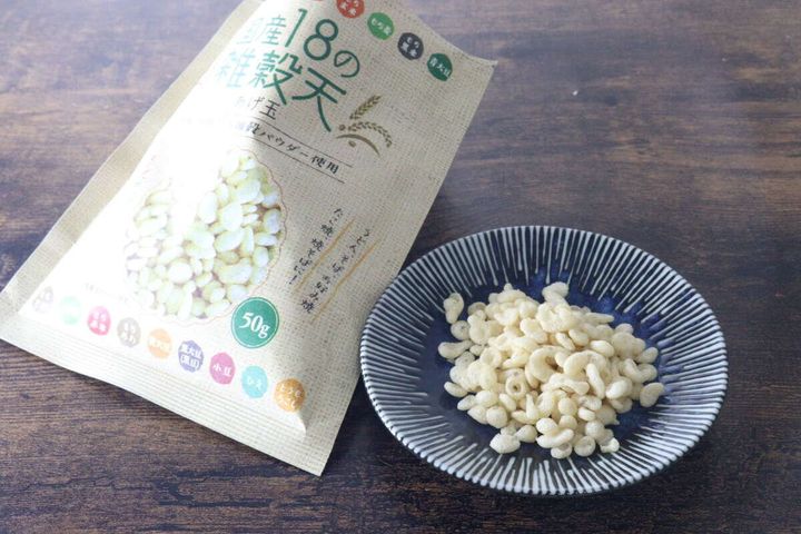 袋から出したあげ玉が青いお皿の上にこんもりと盛られている様子