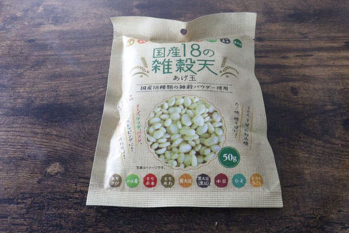 木目のテーブルに置かれた国産18の雑穀天のパッケージ全体像