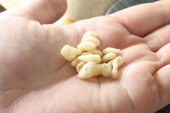 手のひらの上にサクサクとした白いあげ玉を乗せている俯瞰写真