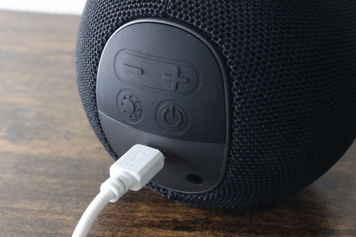 スピーカー背面の操作ボタンとType-Cの充電ケーブル接続口