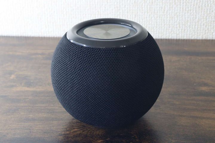 ネット素材で包まれたコロンとした黒いボール形スピーカー本体