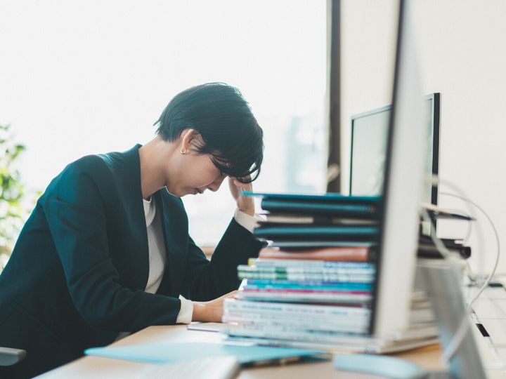 年収や福利厚生、人間関係への不満から公務員試験に挑んで転職し、新たな職場で悩みを抱えている人もいます。今回は、三重県に住む27歳女性の転職エピソードを紹介します。