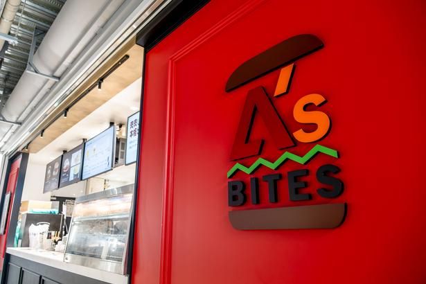 行列必至のハンバーガー専門店「A’s BITES」