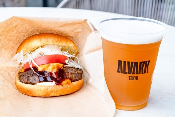 肉の旨みたっぷりジューシーな「100％ビーフのA’sバーガー」(1350円)と「アルバルクビール2026-27」(950円)