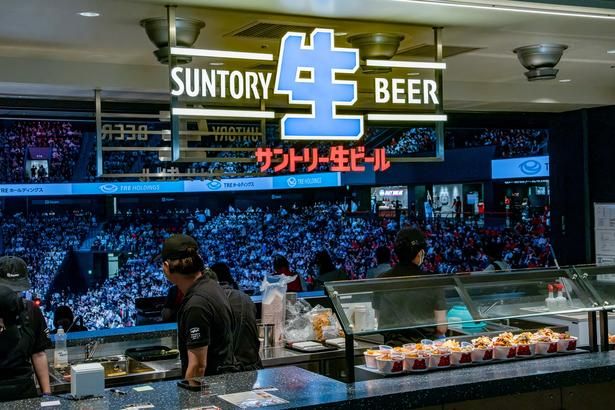 「サントリー生ビール」を片手に試合観戦もできる、3階コンコース北側の「サントリー生ビールBAR」