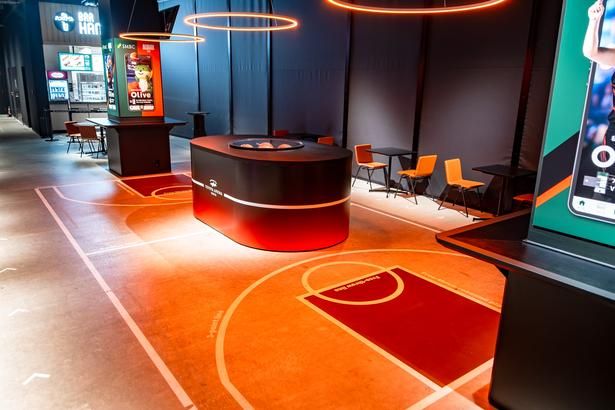 アリーナ最上階にあるバー「BAR HANGOUT」 