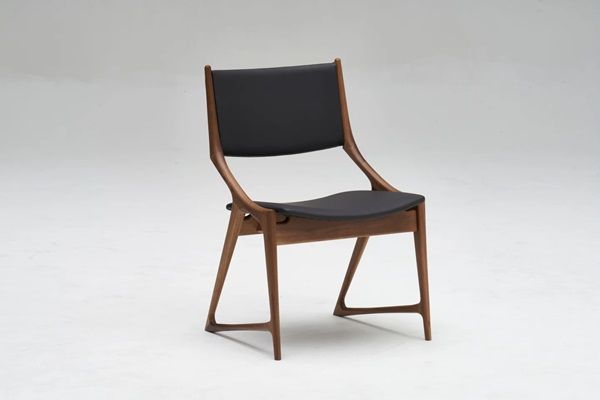 カリモク家具が東京ミッドタウン「JAPAN FURNITURE SHOW」に出展。蛯名紀之デザインシリーズ「ESTEEM」のチェアを展示