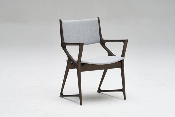カリモク家具が東京ミッドタウン「JAPAN FURNITURE SHOW」に出展。蛯名紀之デザインシリーズ「ESTEEM」のチェアを展示