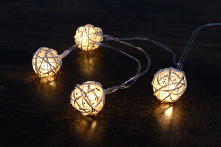 電源を入れて暖色のあたたかい光を放っている4つのラタン風ボール
