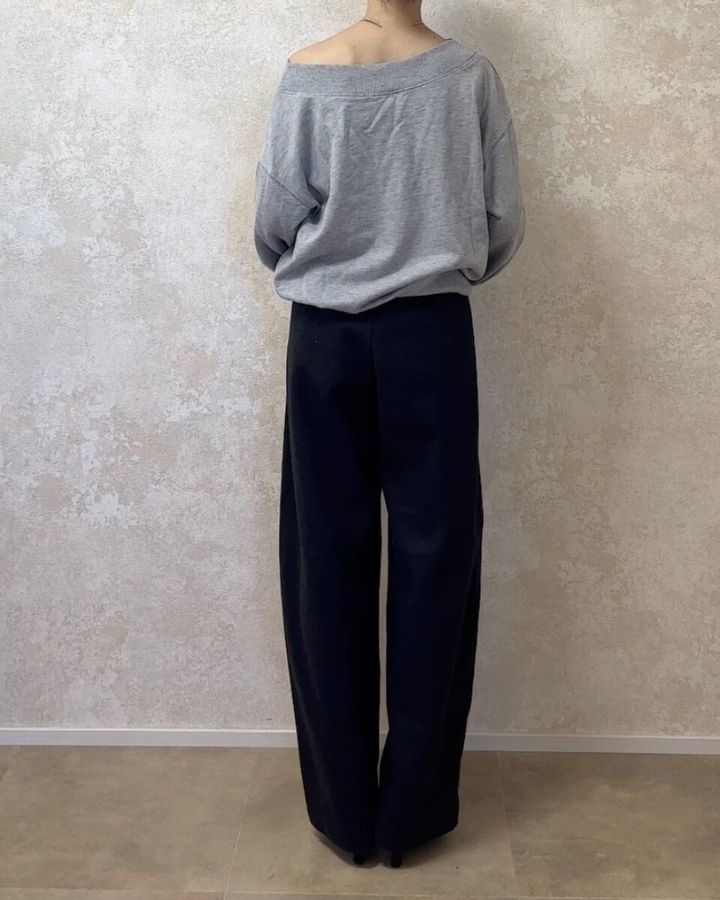 グレーのスウェットとバレルパンツを合わせた全身の後ろ姿