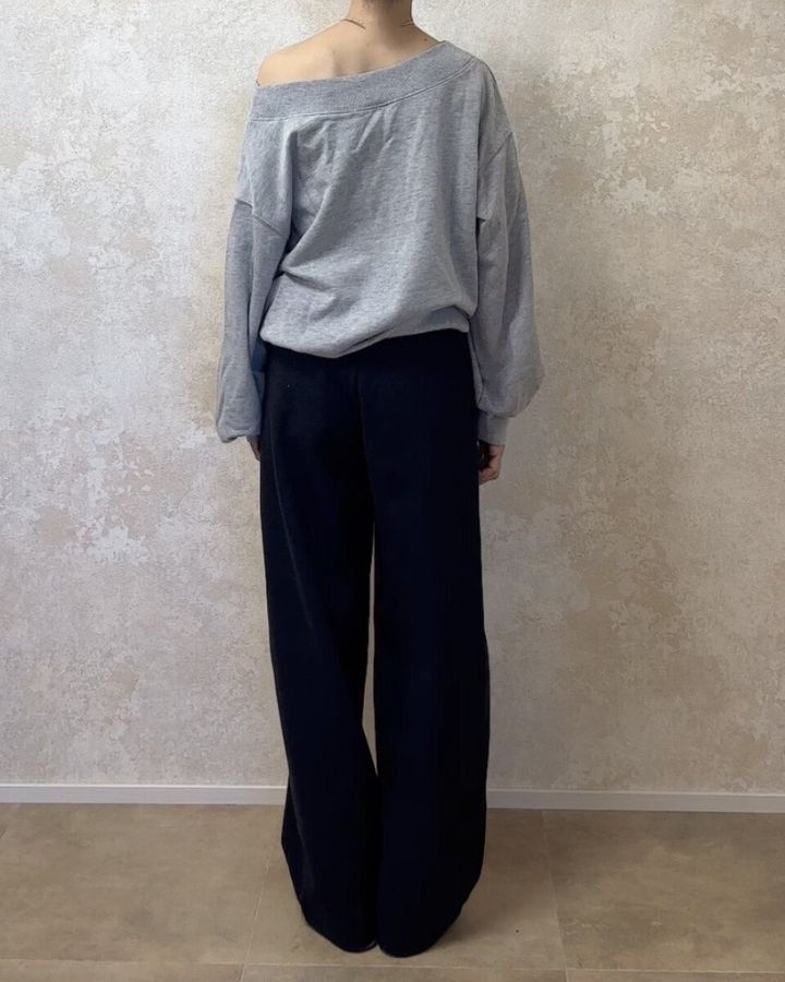 ゆるめのスウェットにバレルパンツを合わせた後ろ姿のバストアップ