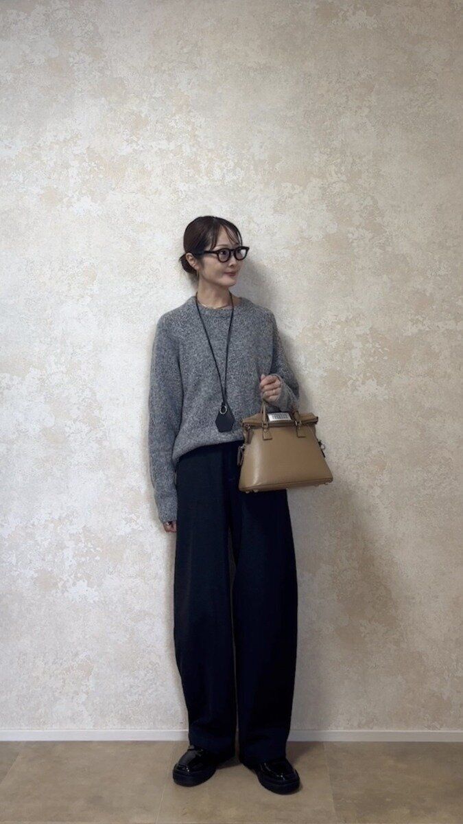 グレーニットに黒縁メガネとローファーを合わせた大人のモノトーンコーデ