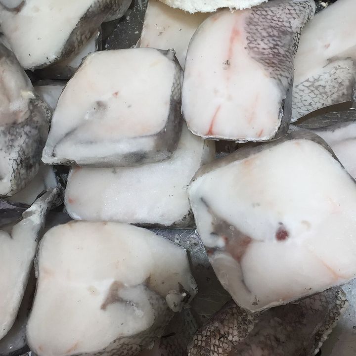 冷凍したタラの切り身です。同じたんぱく質の量で比べると、飽和脂肪が最も少なかったのはタラでした。