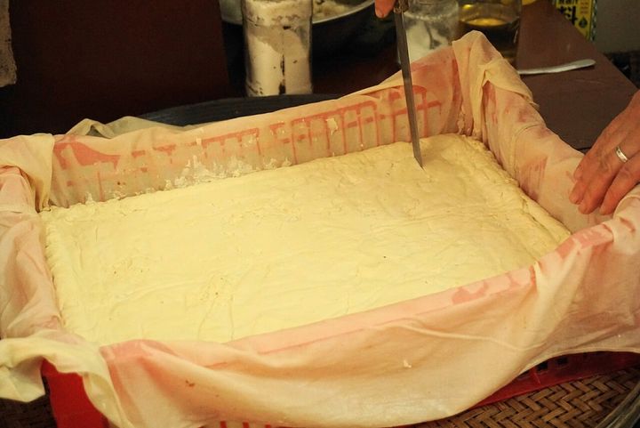 中国で、豆腐を作っているところです。豆腐がたんぱく質100グラムを得るのに使う土地は、2.16平方メートルでした。