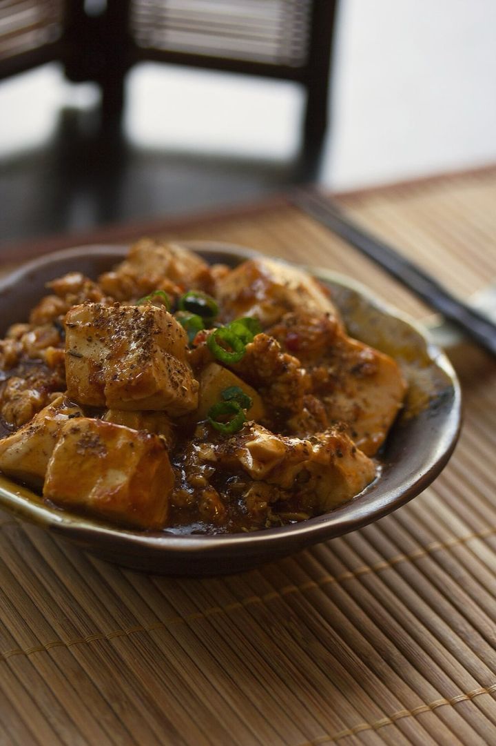 中国の料理、麻婆豆腐です。豆腐は、たんぱく質100グラムを得るまでに出る温室効果ガスが0.61キログラム(二酸化炭素に換算)でした。