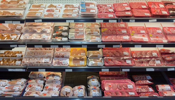 スーパーの精肉売り場に、豚肉や牛肉、鶏肉のパックが並んでいます(カナダ・ケベック市)。人気のたんぱく源の多くには、値札からは分からない健康や環境への「隠れたコスト」があります。