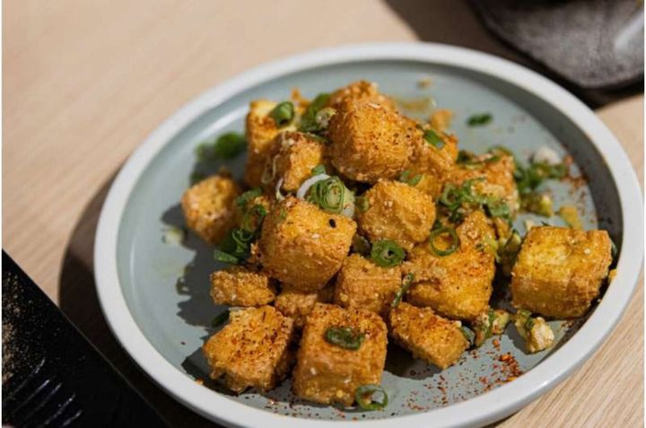 総合1位になった豆腐。写真は、角切りにして揚げ、刻んだネギを散らした一皿です。