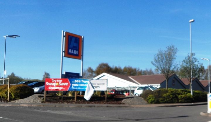 スーパーマーケット「アルディ」の店舗です。値段の点には、イギリスのスーパー1社の価格が使われています。