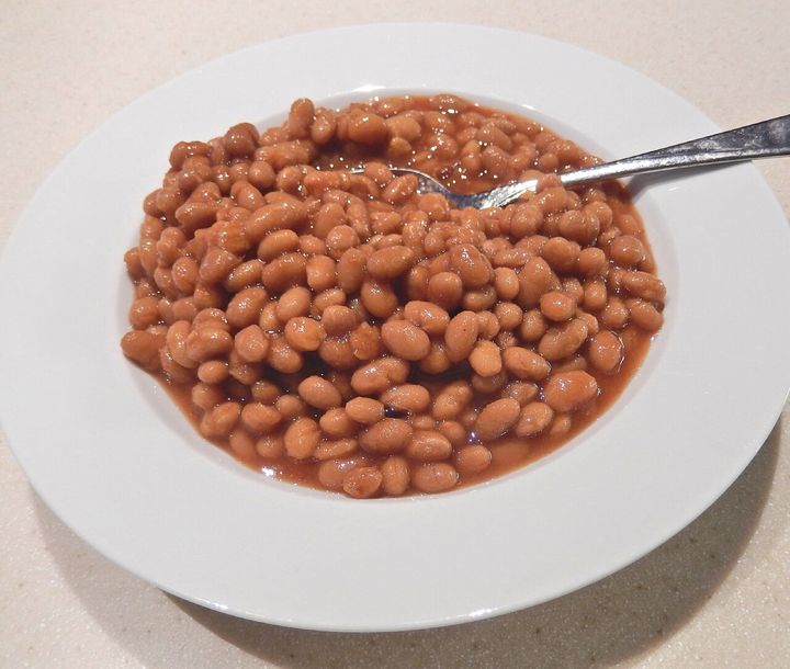皿に盛った、加熱した大豆です。
