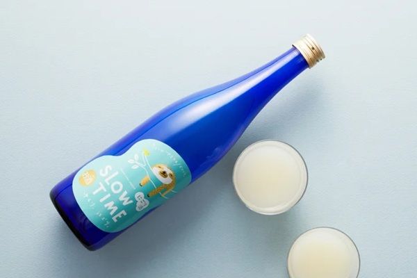 アルコール分6％、気軽に楽しめるやさしい飲み口！食事と楽しむ甘酸っぱいにごり酒「ナマケモノ SLOW TIME」新登場