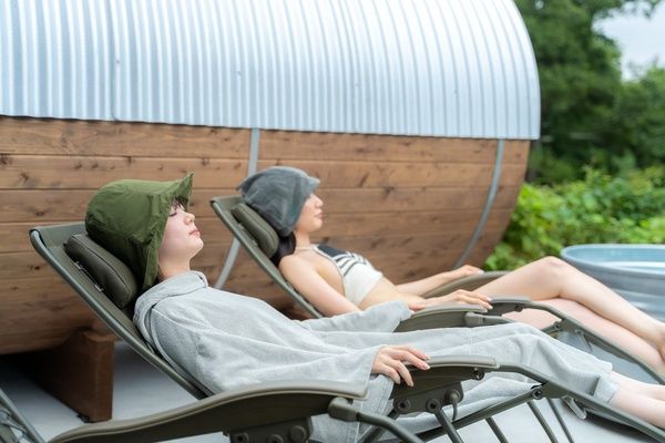 澄んだ山の絶景を望む薪サウナや焚き火、BBQを満喫。1日1組限定ヴィラ「SHELTER．南房総」で贅沢な秋冬旅