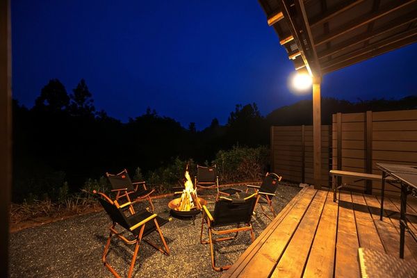 澄んだ山の絶景を望む薪サウナや焚き火、BBQを満喫。1日1組限定ヴィラ「SHELTER．南房総」で贅沢な秋冬旅