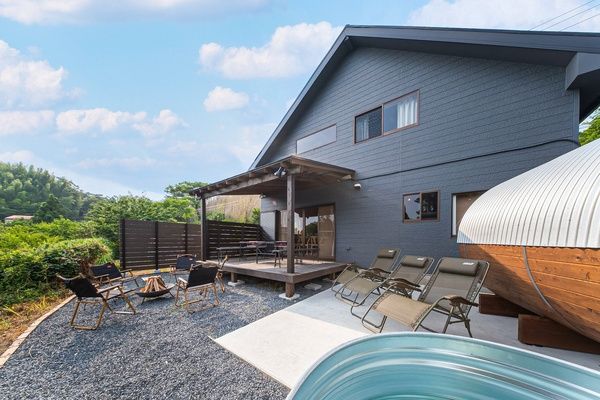 澄んだ山の絶景を望む薪サウナや焚き火、BBQを満喫。1日1組限定ヴィラ「SHELTER．南房総」で贅沢な秋冬旅